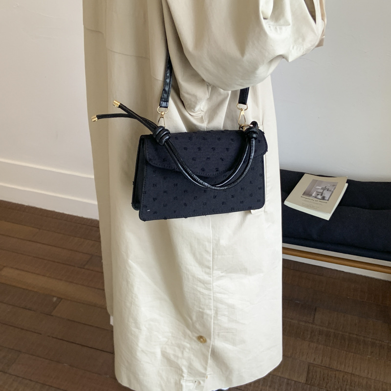 The new stylish casual commuting bag for summer 2025 is a simple, trendy and fashionable single-shoulder, hand-carry and crossbody small square bag details Picture