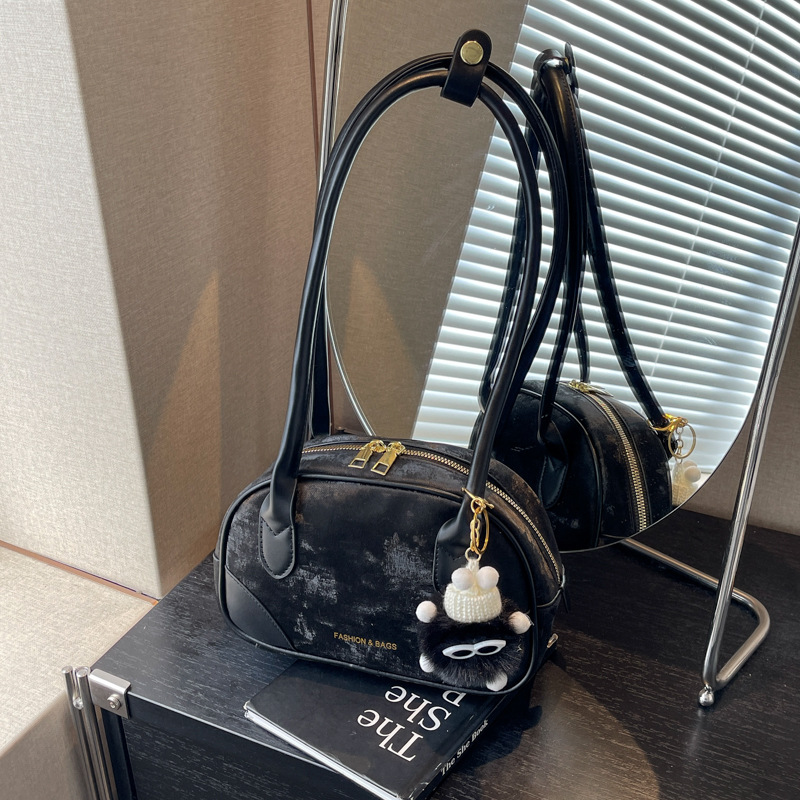 Korean niche design hand-held bowling bag 2024 new style, fashionable and high-end shoulder bag, versatile underarm bag Specification drawing