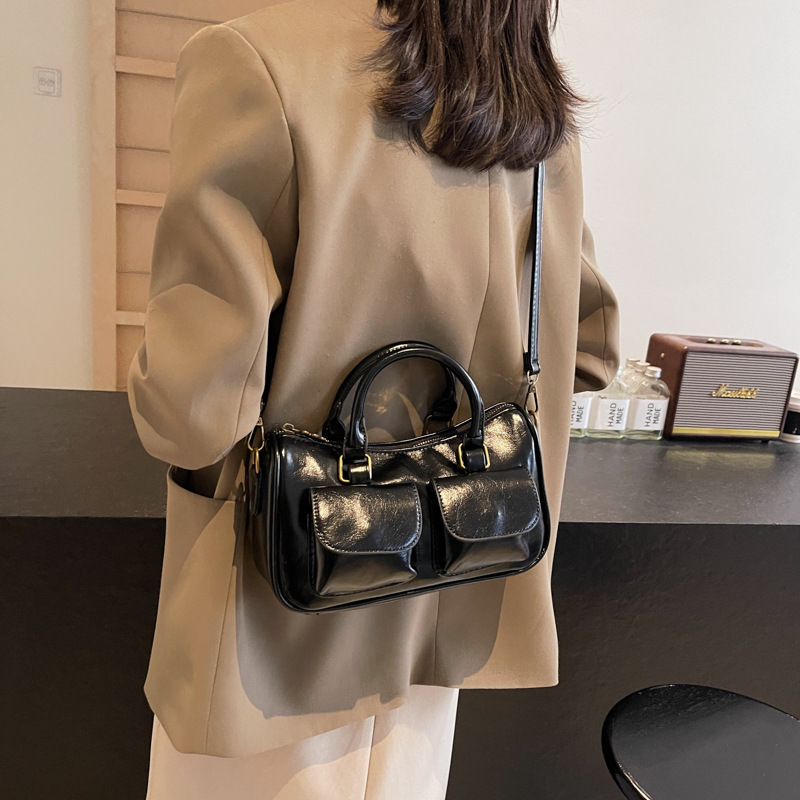 High-end, niche design bag, women's retro 2024 new casual single-shoulder crossbody bag, women's hand-held pillow bag Application Scenario