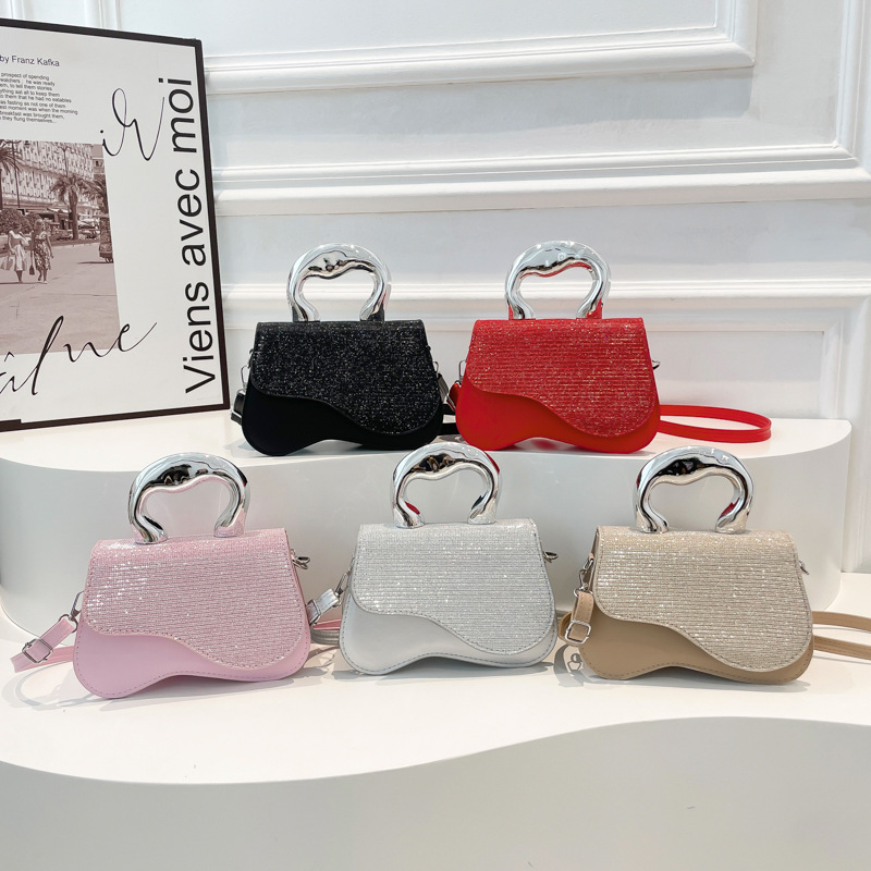 A new Spring/Summer 2025 fashionable, casual and trendy metal hand-held, crossbody and small square bag for women Application Scenario