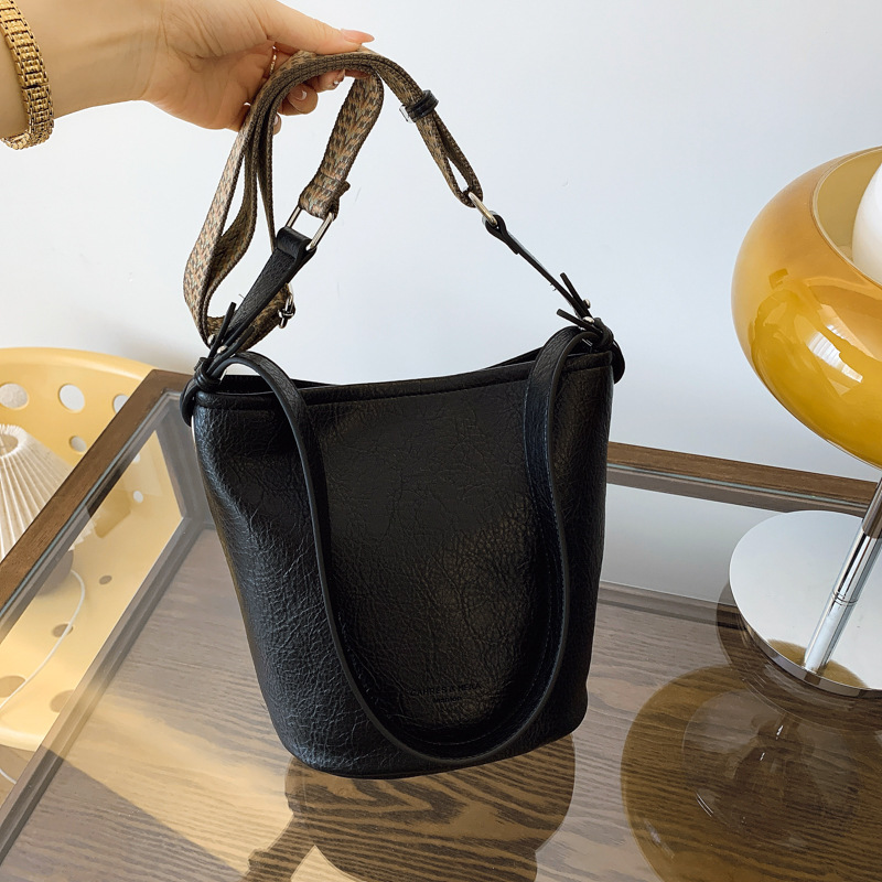 Retro and fashionable commuter bucket bag for women, new casual and versatile single-shoulder underarm bag, niche and stylish crossbody bag details Picture