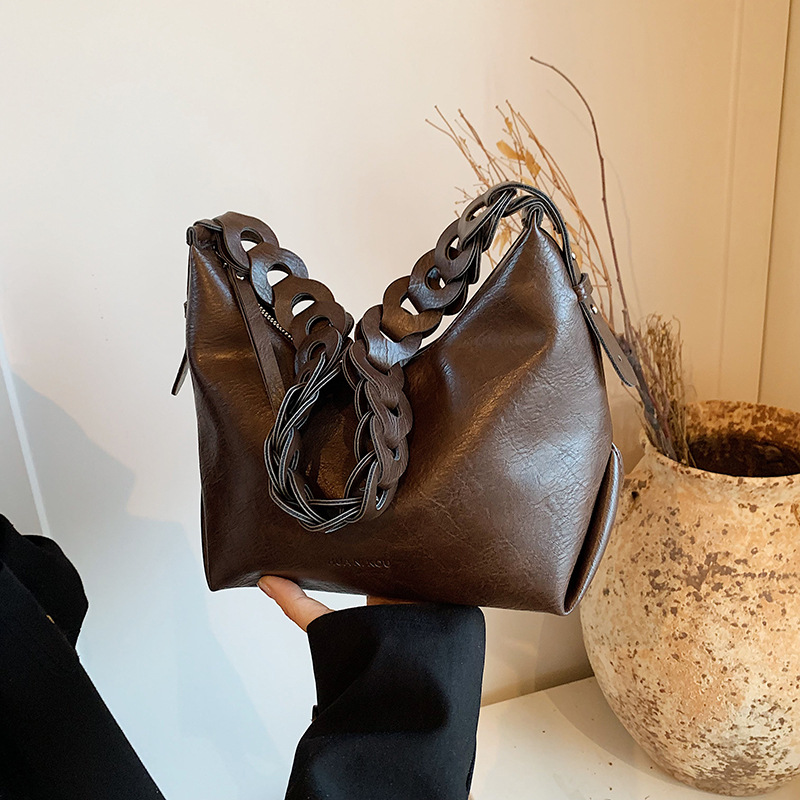 A niche design sense crossbody bag for women, a new 2024 retro and versatile commuter bag, a high-end commuter tote bag details Picture