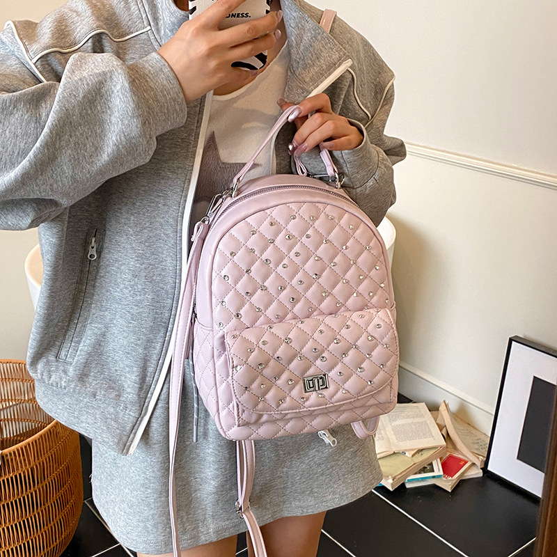 Xiaoxiangfeng Backpack 2025 New trendy and fashionable handbag with diamond-shaped chain, versatile travel backpack Application Scenario