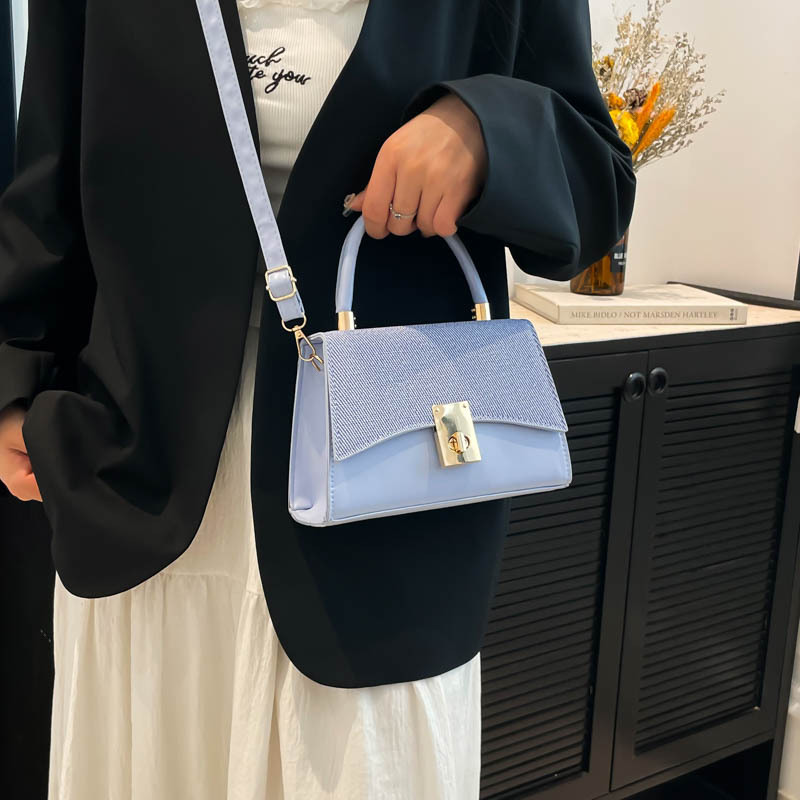 This is a retro and niche design for women's bags. It's a new, fashionable and trendy single-shoulder small square bag with a stylish lock buckle crossbody details Picture