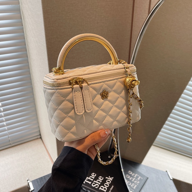This vintage and fashionable box bag is a new 2025 style chanel-style diamond-shaped small square bag with a high-end feel. It's a casual single-shoulder women's bag full figure