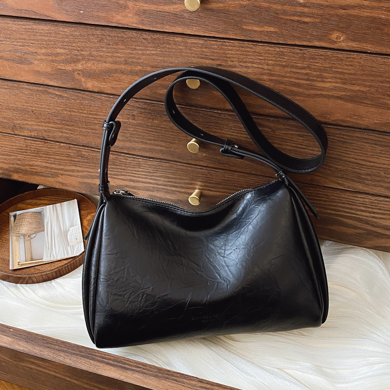 This year, Boston bags are popular, featuring a high-capacity women's 2024 new model, a high-end and versatile crossbody bag, and a commuting pillow bag Application Scenario