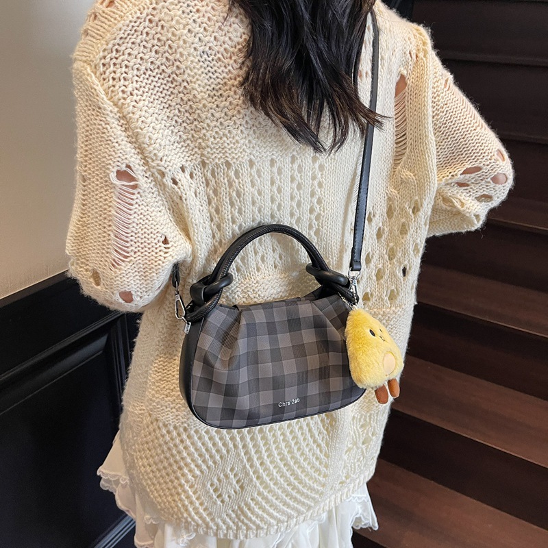 Simple checkered handbag for women, 2025 new style fashionable pleated cloud bag, texture single-shoulder bag, commuter crossbody bag Application Scenario