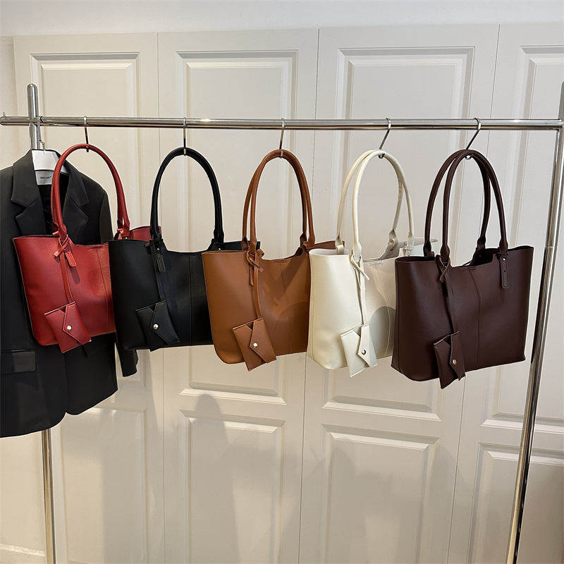 Large-capacity women's 2025 new commuter bag, niche and simple tote bag, retro shoulder bag, women's underarm bag Application Scenario
