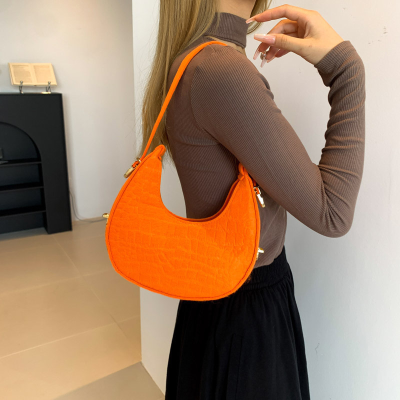 This year, the trendy felt single-shoulder underarm bag for women in 2023 is a stylish and versatile Korean-style embossed dumpling small shoulder bag Application Scenario