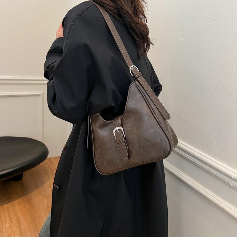 The 2024 new large-capacity underarm bucket bag is a versatile and high-end retro single-shoulder crossbody bag for women Application Scenario