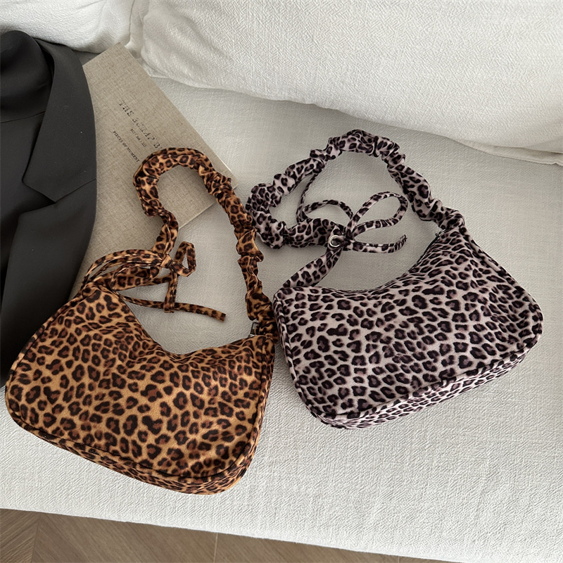 Korean-style ins leopard print canvas bag, a versatile cloth bag with a laid-back and relaxed vibe for women, and a large-capacity student single-shoulder tote bag Application Scenario