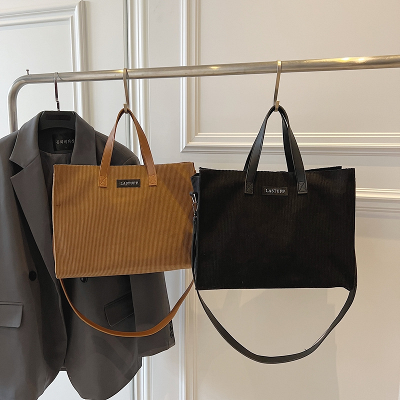 2025 New retro large-capacity corduroy crossbody bag, work commuting tote bag, casual and versatile single-shoulder bag for women Application Scenario