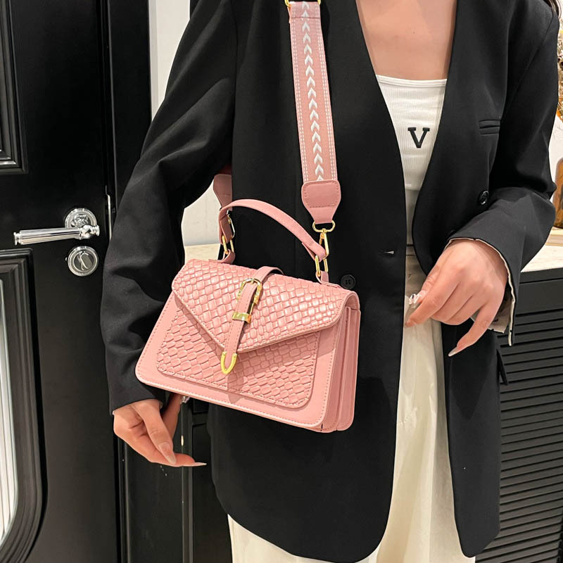 The new Spring/Summer 2025 shiny woven pattern fashionable hand-held crossbody single-shoulder small square women's bag is a cross-border trend Specification drawing