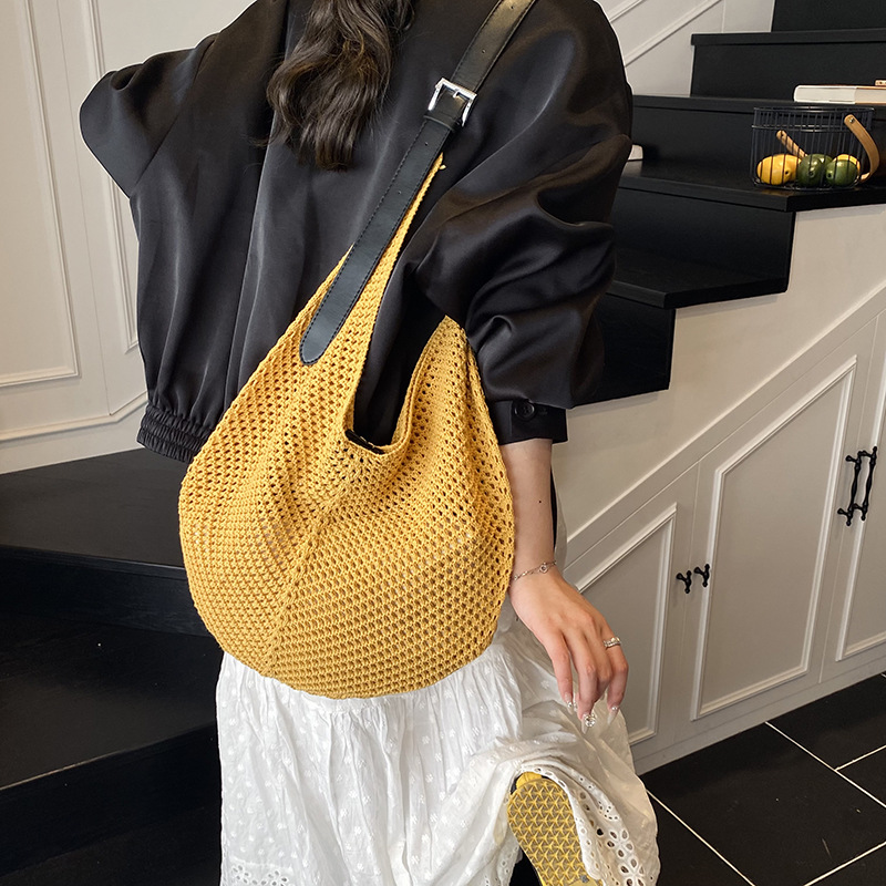 High-end soft surface hollowed-out knitted large-capacity underarm bag for women, 2025 new style, versatile and fashionable solid color single-shoulder bag Application Scenario