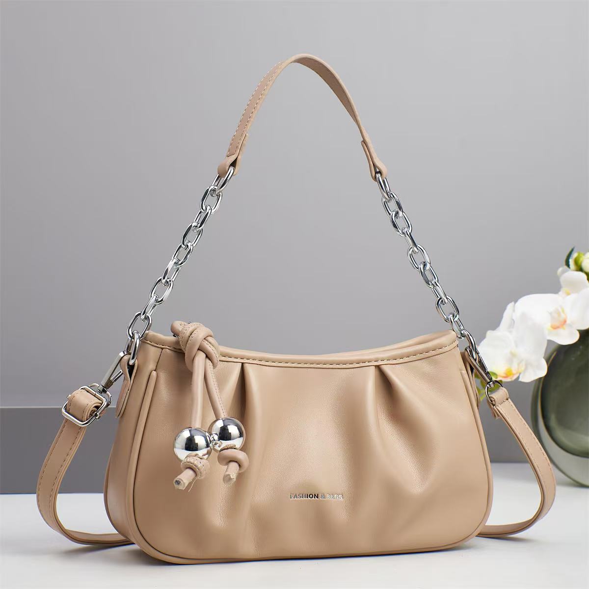 The new pleated and fashionable cloud bag is simple and of high appearance level. It is a small chanel-style handbag and a cross-border single-shoulder crossbody bag of high appearance level Specification drawing