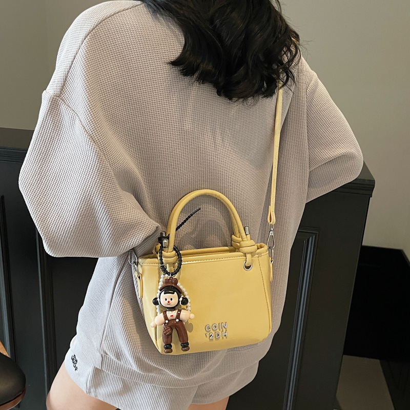 Retro solid color letter hand-held bucket bag for women, 2025 new style, high-end texture, versatile and stylish single-shoulder crossbody bag Application Scenario