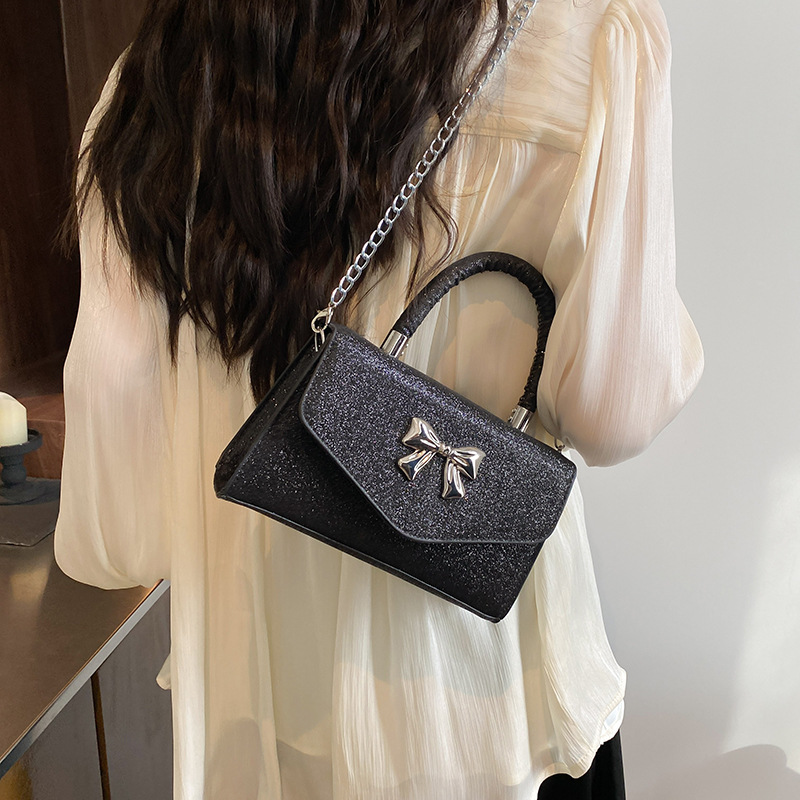 2025 New niche design bag, a high-end women's versatile chain bag, a fashionable hand-carry, crossbody and underarm bag details Picture