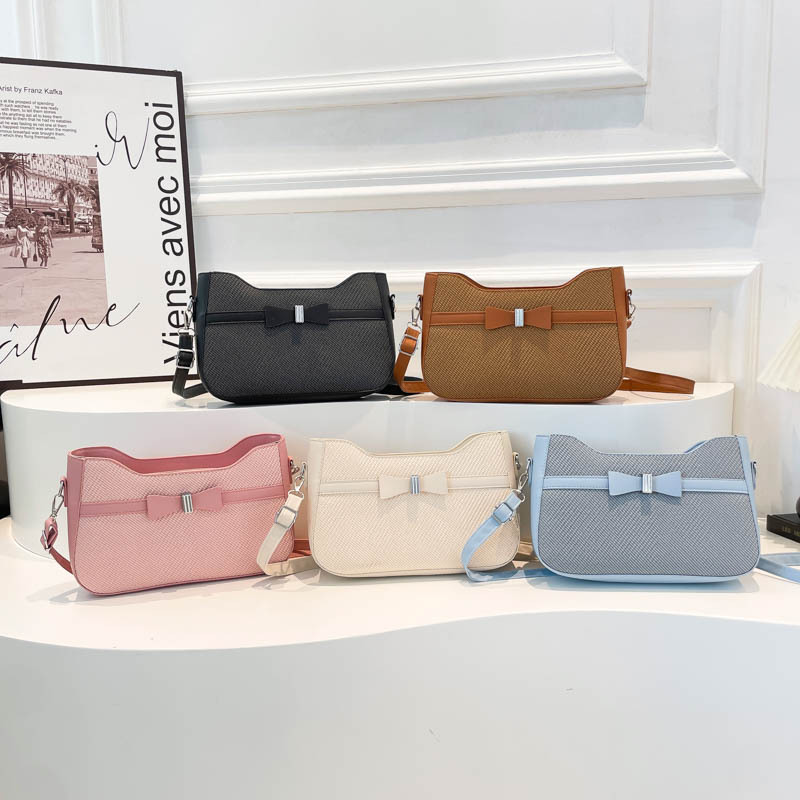 2025 New bow solid color new trendy, simple, casual and commuting style underarm single-shoulder crossbody women's bag Application Scenario
