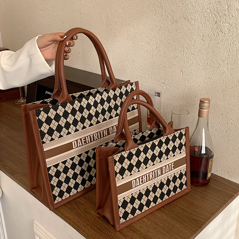 A new style of fashionable and retro diamond-shaped hand-held tote bag, a single-shoulder underarm bag, and a large-capacity commuter bag that is popular among women details Picture