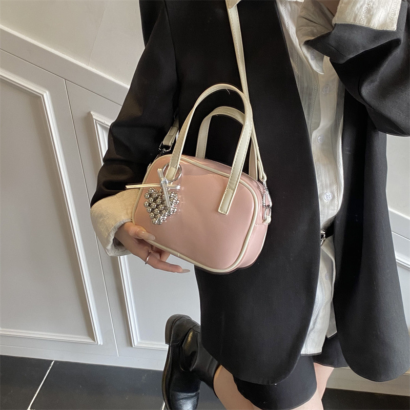 Cross-border trendy and stylish hand-held pillow bag for women, 2025 new Korean style fashionable single-shoulder bag, niche design crossbody bag details Picture