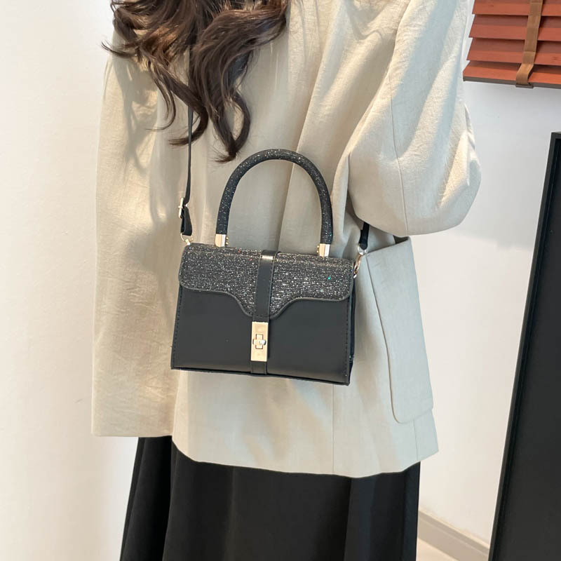 The new cross-border single-shoulder crossbody bag is a fashionable and trendy handbag with a high-quality and elegant look. It's a bag for both mothers and women details Picture
