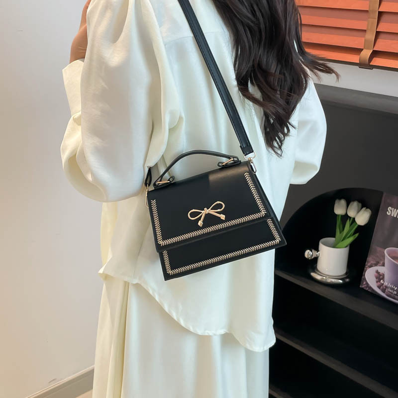 A new stylish large-capacity handbag for the summer of 2025, featuring a simple, casual and trendy texture with a bow and a single-shoulder crossbody bag Specification drawing