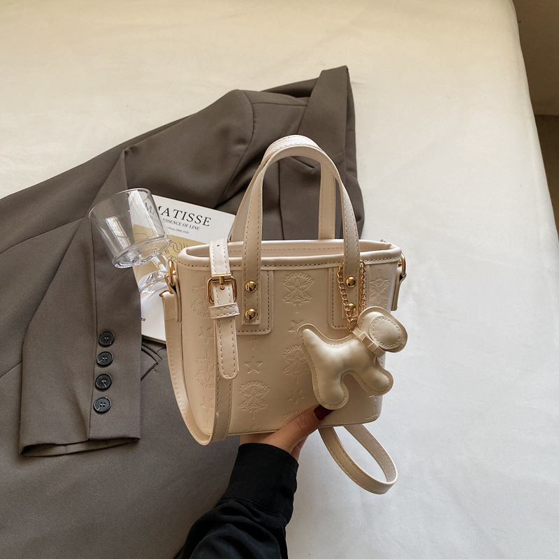 A new, trendy and versatile single-shoulder crossbody bag for women in 2025, a fashionable and casual hand-held bucket bag Application Scenario