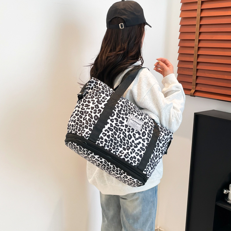 Lightweight and large-capacity canvas bag with dry and wet separation, leopard print waterproof casual sports large bag, women's crossbody bag details Picture