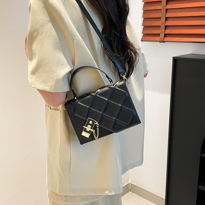 The high-end and versatile small bag for women in the summer of 2025, with a trendy and stylish texture, is a cross-border trend details Picture