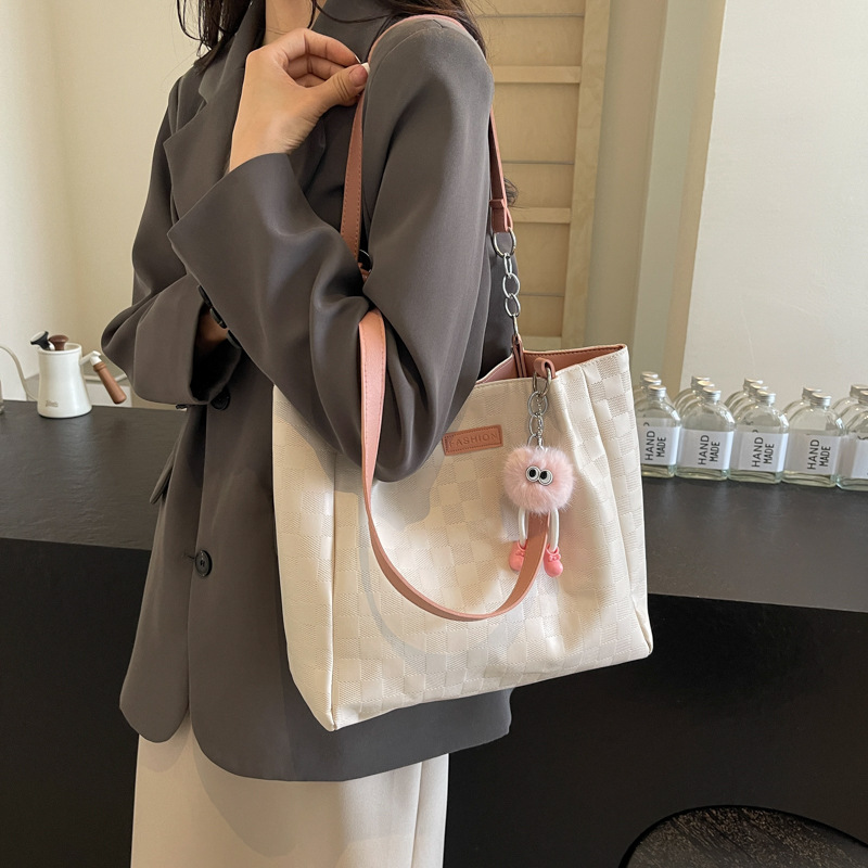 A large-capacity women's 2024 new style textured embossed checkered class and commuting bag, a versatile single-shoulder tote bag details Picture