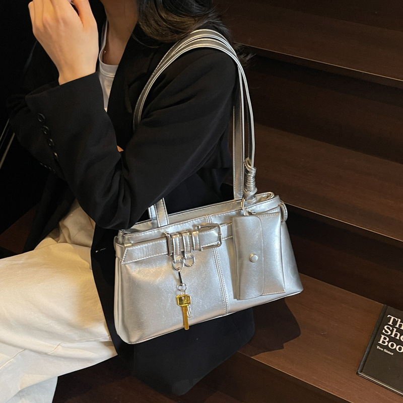 Cross-border handbag 2025 New style, niche and versatile tote bag, women's large-capacity casual commuting single-shoulder armpit bag Application Scenario