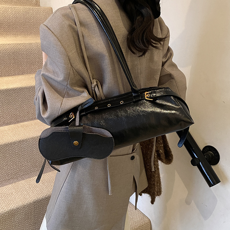 A new 2024 stylish and versatile baguette underarm bag for women with a simple and niche Korean design for work and commuting Application Scenario