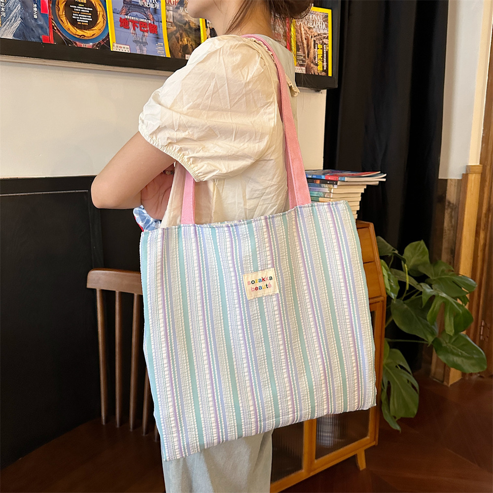 46101 Striped bubble double-layer bag, large capacity, fresh pleated single-shoulder bag, new school style Tote student bag Application Scenario