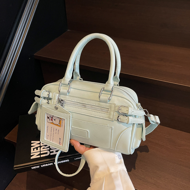 Hand-held bowling bag for women, 2025 new trendy and fashionable Korean style motorcycle bag, crossbody bag, casual and simple single-shoulder bag Application Scenario