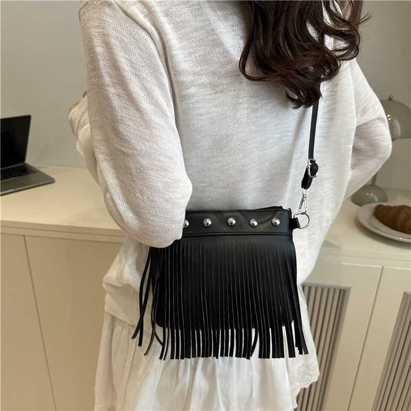New 2025 women's bag crossbody single-shoulder bag, trendy Korean-style casual phone bag, fringed bucket bag details Picture
