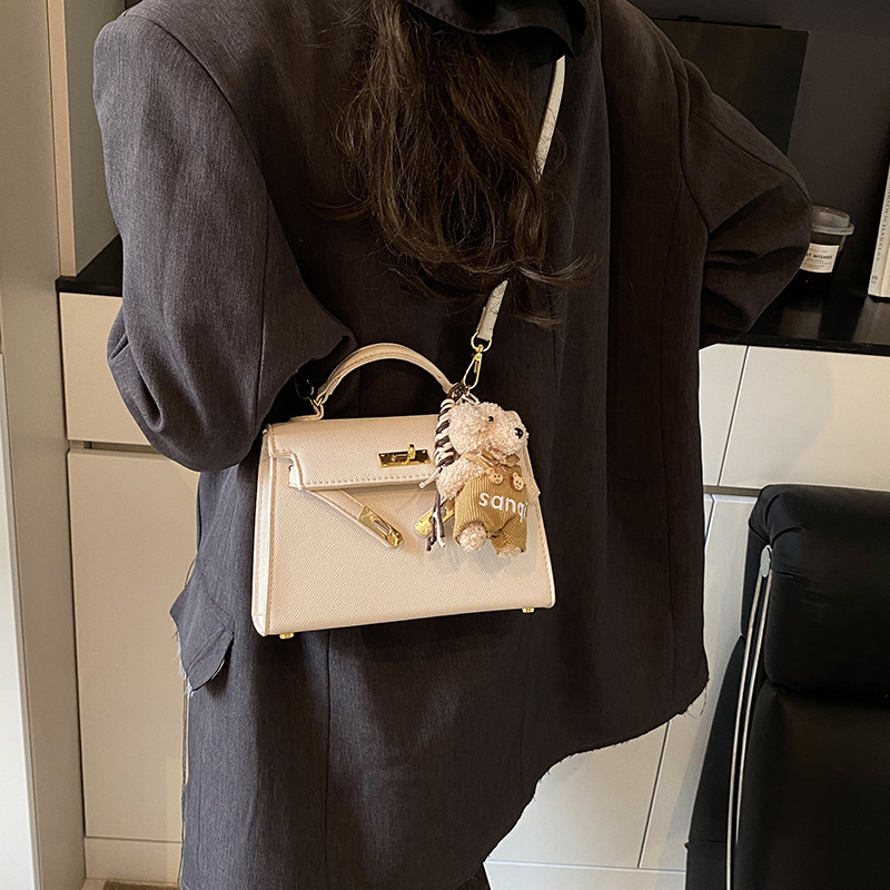 High-end and fashionable Kelly handbag for women, new Spring/Summer 2025, stylish, light luxury, versatile lockable single-shoulder crossbody bag Application Scenario