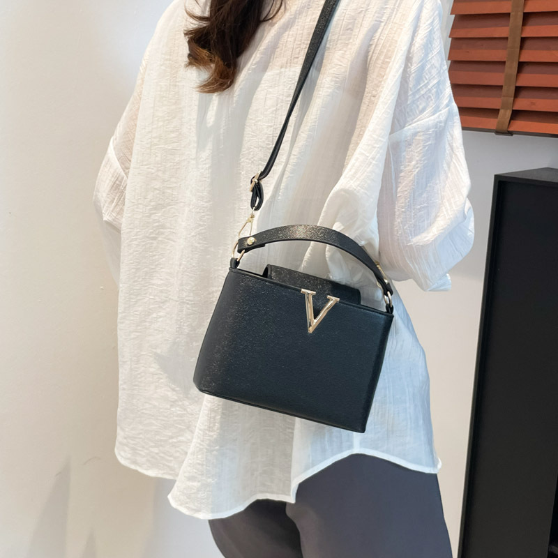 Cross-border trendy crossbody bag for women, summer high-end women's bag, lychee pattern commuter bag, stylish and versatile single-shoulder bag details Picture