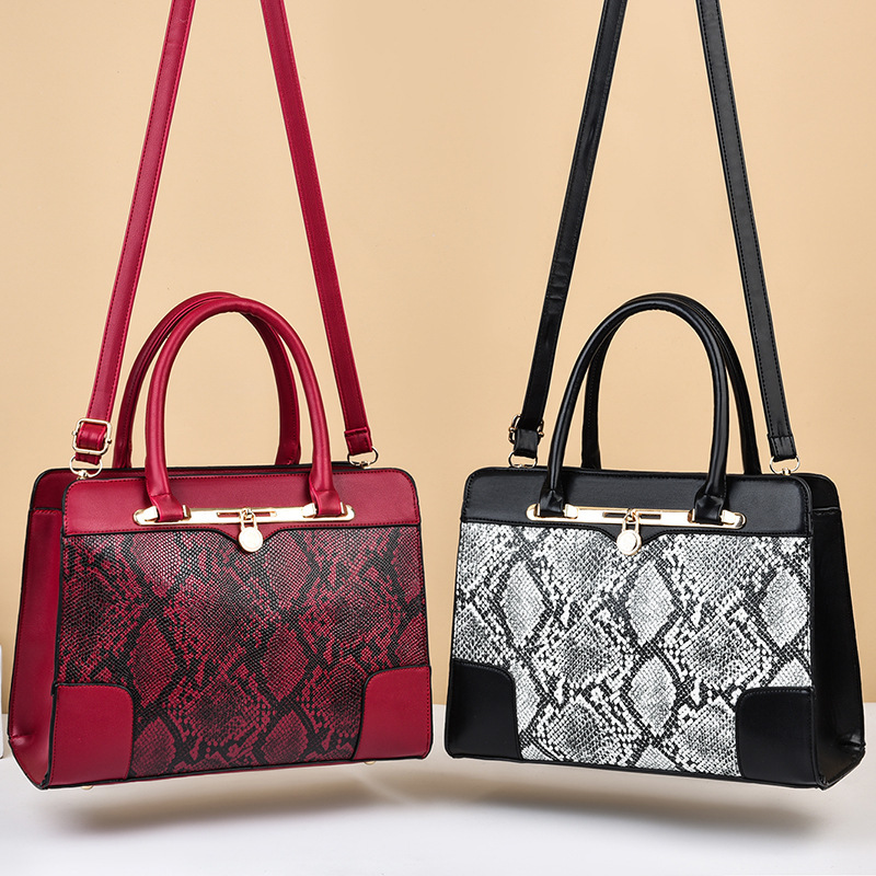The new 2024 snake-patterned women's handbag for foreign trade features a large-capacity, high-quality single-shoulder bag and a fashionable crossbody bag that is niche Specification drawing