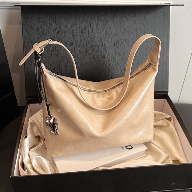 Fashionable and casual single-shoulder bag 2025 new style niche solid color underarm bag Shiny soft leather commuter bag trendy crossbody bag full figure