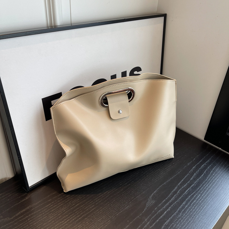 Cross-border high-end style bag for women 2025 New trendy and fashionable large-capacity clutch bag for work and commuting Application Scenario