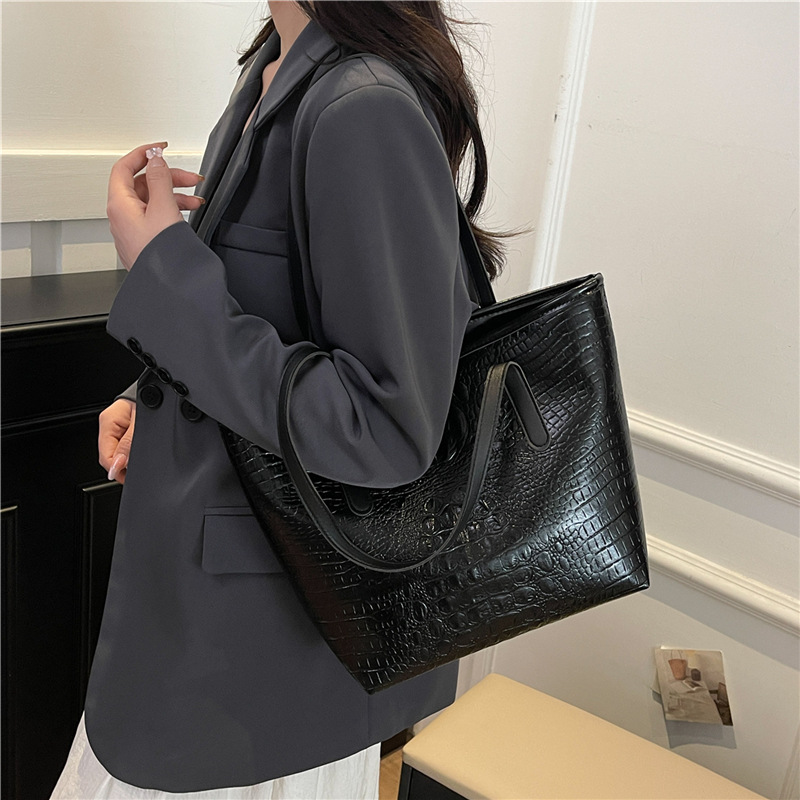 The trendy tote bag 2025 summer is a new European and American fashion single-shoulder hand-carry large bag Specification drawing
