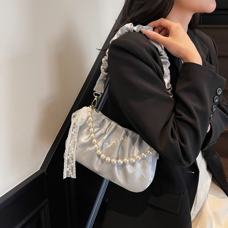 The 2025 new niche pearl hand-held pleated cloud bag for women, a high-end single-shoulder underarm bag and a casual crossbody bag Application Scenario