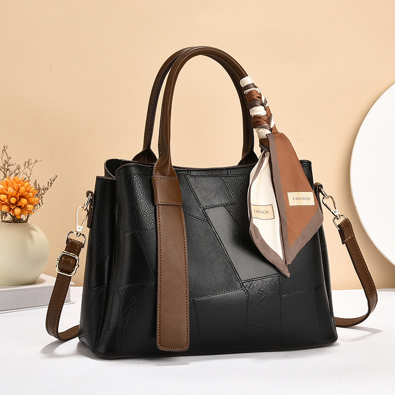 The new women's fashion handbag for the 2024 autumn and winter season, a trendy single-shoulder crossbody bag for middle-aged moms Specification drawing