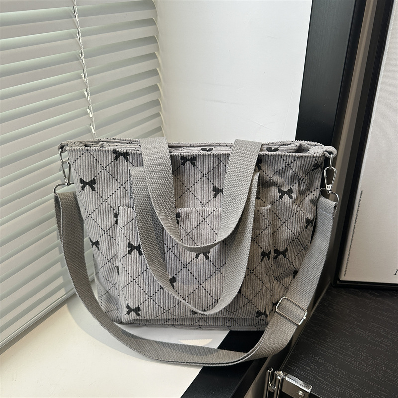 The 2025 summer new simple and fashionable underarm tote bag is a trendy retro commuter single-shoulder bag for women this year full figure