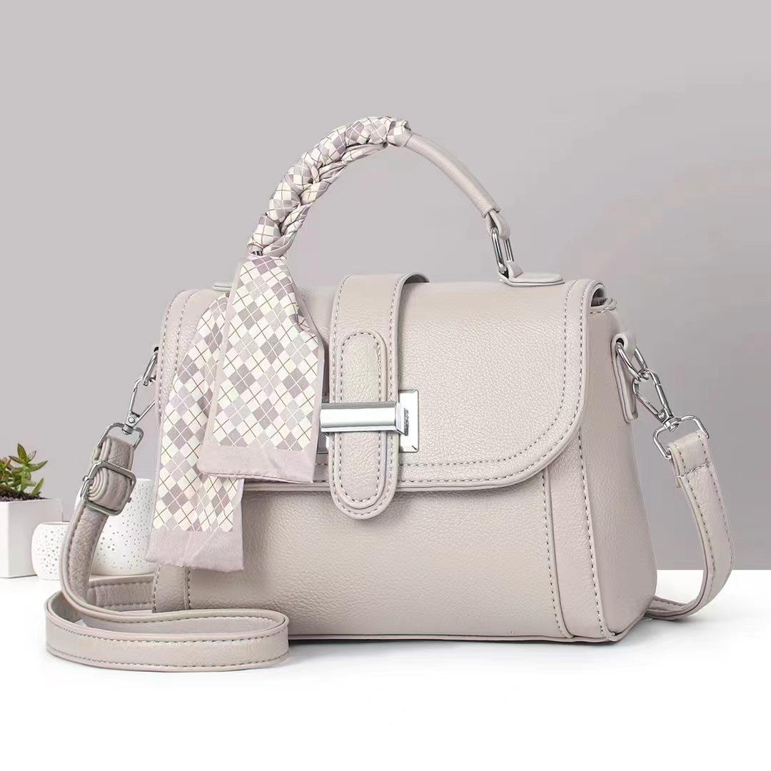 This year's popular new fashion item is the small square bag, a high-end casual women's bag for cross-border trade, and a simple and trendy bag Application Scenario