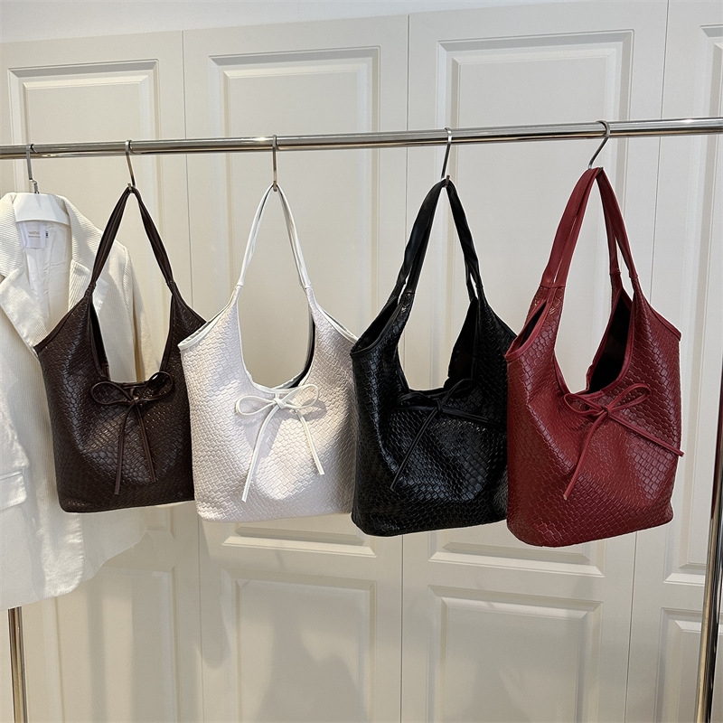 2025 High-quality large-capacity commuter tote bag, this year's trendy single-shoulder bag, women's bag, versatile and retro underarm bag Application Scenario