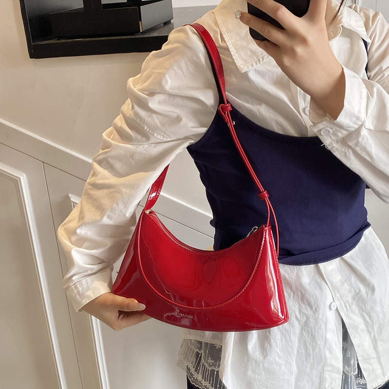 Cross-border solid color elegant underarm bag for women 2024 new Spring/Summer, high-end, niche design, individual single-shoulder crossbody bag Application Scenario