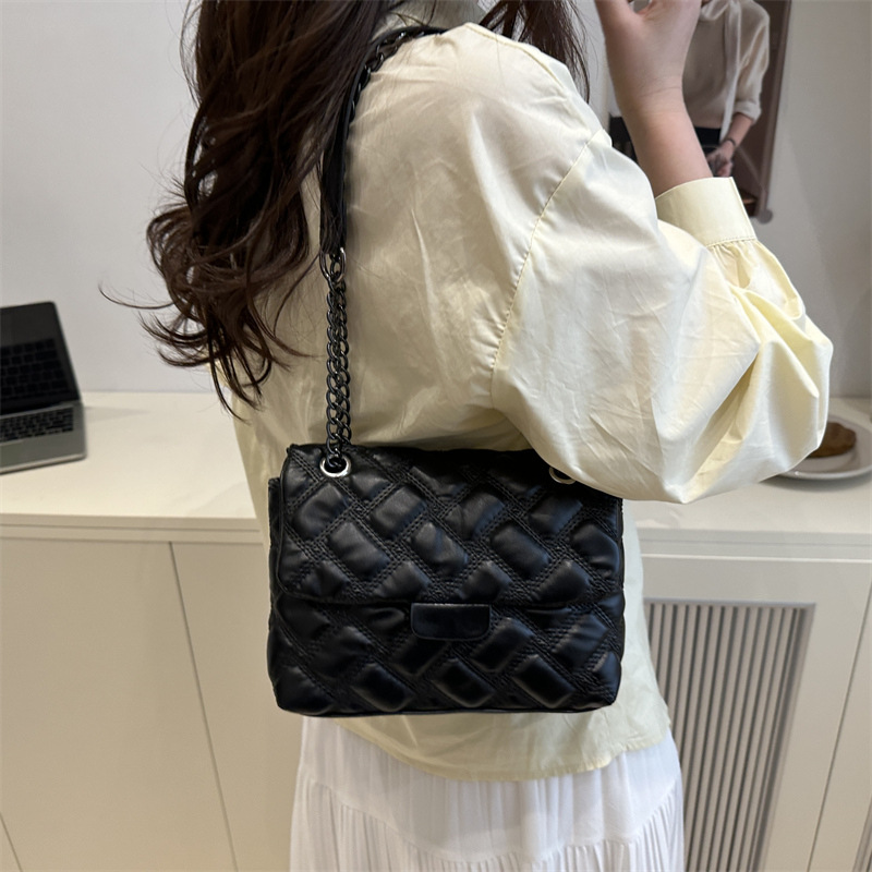 In 2025, the Chanel-style crossbody bag is a versatile summer bag for women, exuding a sense of sophistication, simplicity and elegance. It is a single-shoulder handbag Application Scenario