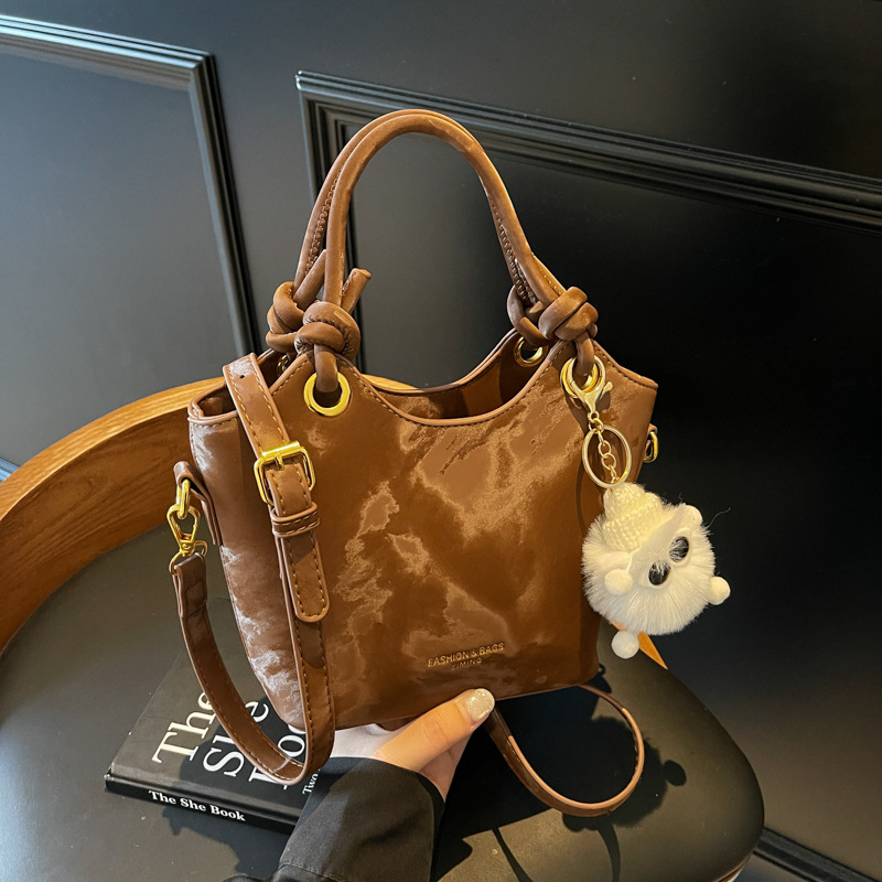 High-end women's 2024 new crossbody bucket bag, fashionable and trendy single-shoulder bag, casual and simple handbag details Picture