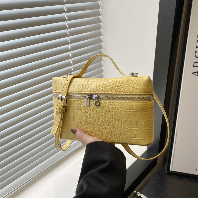 Personalized, trendy, simple and fashionable single-shoulder bag 2025 new style simple and fashionable hand-held crossbody bag simple box bag full figure